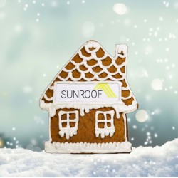Domek z piernika z logo zaśnieżany lukrem  z logo firmy na dachu